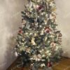 Umelý vianočný stromček Smrek Strieborný 150cm, stromček je ozdobený červenými a bielymi vianočnými ozdobami