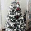 Umelý vianočný stromček Smrek Strieborný 180cm, stromček je ozdobený bielymi a striebornými vianočnými ozdobami