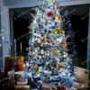 Umelý vianočný stromček Smrek Strieborný 250cm, stromček je husto ozdobený vianočnými ozdobami