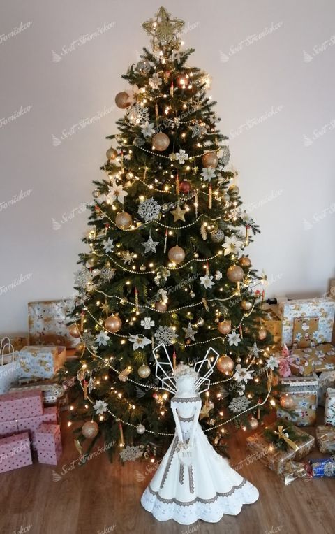 3D vianočný stromček Smrek Horský 210cm na Vianoce s darčekmi pod stromčekom