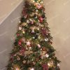 Vianočný stromček 3D Jedľa Kaukazská 240cm ozdobený červenými mašľami a vianočnými dekoráciami