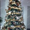 vianočný stromček 3D Smrek Exkluzívny 240cm ozdobený zlatými stuhami a vianočnými dekoráciami