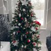 vianočný stromček 3D Smrek Horský 180cm ozdobený bielymi kvetmi a červenými vianočnými guľami