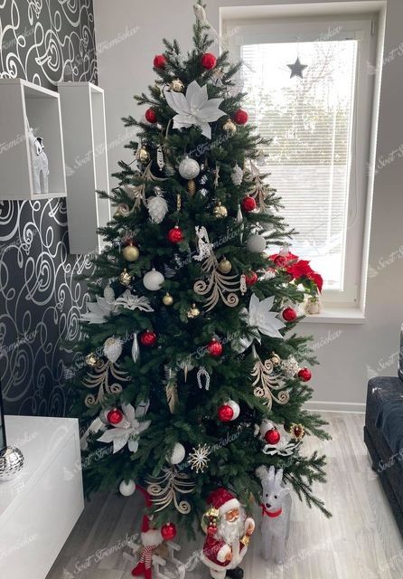 vianočný stromček 3D Smrek Horský 180cm ozdobený bielymi kvetmi a červenými vianočnými guľami