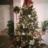 vianočný stromček 3D Smrek Horský 180cm ozdobený červenými a bielymi dekoráciami