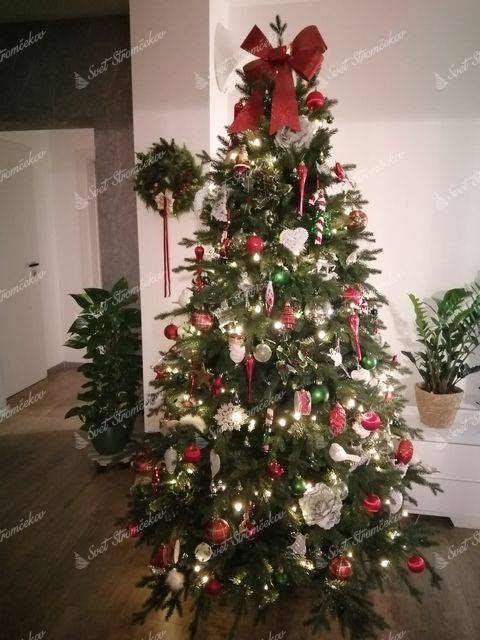 vianočný stromček 3D Smrek Horský 180cm ozdobený červenými a bielymi dekoráciami