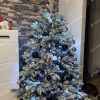 biely vianočný stromček 3D Smrek Kráľovský 150cm ozdobený čiernymi vianočnými guľami