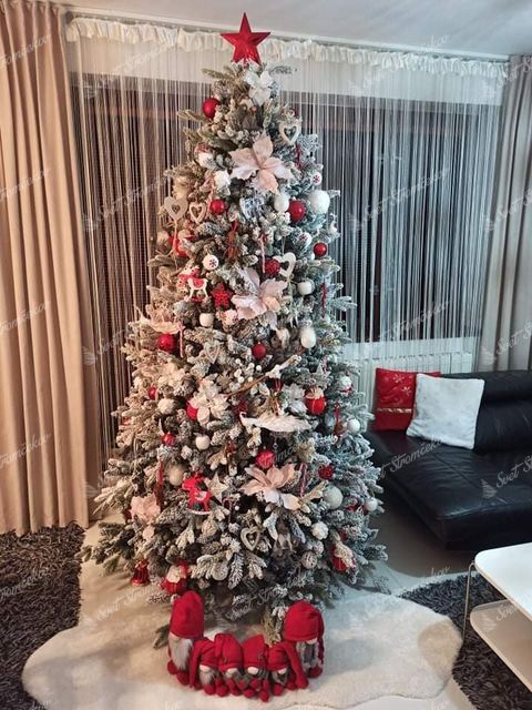 štýlovo ozdobený biely vianočný stromček 3D Smrek Kráľovský 240cm do bielej a červenej farby