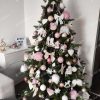 umelý vianočný stromček 3D Smrek Škandinávsky 180cm ozdobený bielymi vianočnými dekoráciami a guľami