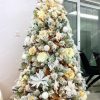 Umelý vianočný stromček Borovica Biela 210cm ozdobený veľkými bielymi vianočnými kvetmi
