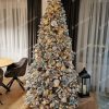 Moderne vyzdobený zasnežený vianočný stromček Smrek Severský 240cm
