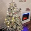 celo zasnežený vianočný stromček Borovica Biela 150cm na Vianoce vo vianočne vyzdobenej miestnosti