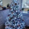 biely vianočný stromček Borovica Biela 180cm ozdobený vianočnými guľami zlatej, bielej a striebornej farby