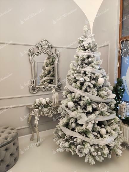 Moderný vianočný stromček Borovica Biela 210cm nazdobená bielymi gu