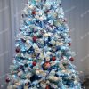 ozdobený vianočný stromček Borovica Biela 240cm červenými a bielymi vianočnými guľami