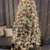 ozdobený vianočný stromček Borovica Biela Úzka 195cm s darČekmi pod stromčekom a bielym koberčekom