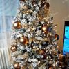 vianočný stromček Borovica Biela Úzka 225cm ozdobená zlatými guľami