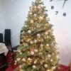 Vianočný stromček FULL 3D Jedľa Kanadská 210cm, stromček je ozdobený bielymi, zlatými a striebornými ozdobami