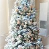 vianočný stromček Borovica Biela 240cm ozdobený bielymi vianočnými dekoráciami