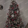 umelý vianočný stromček Smrek Kryštálový 220cm ozdobený bielymi a červenými dekoráciami