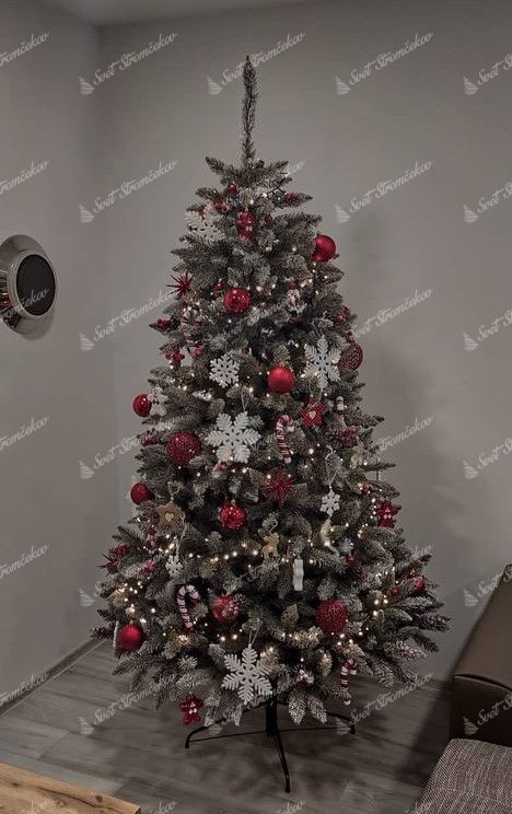 umelý vianočný stromček Smrek Kryštálový 220cm ozdobený bielymi a červenými dekoráciami