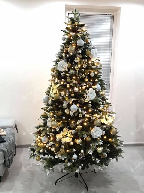 vianočný stromček 3D Jedľa Zasnežená 210cm ozdobená bielymi vianočnými kvetmi