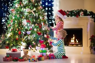 Deti pri vianočnom stromčeku