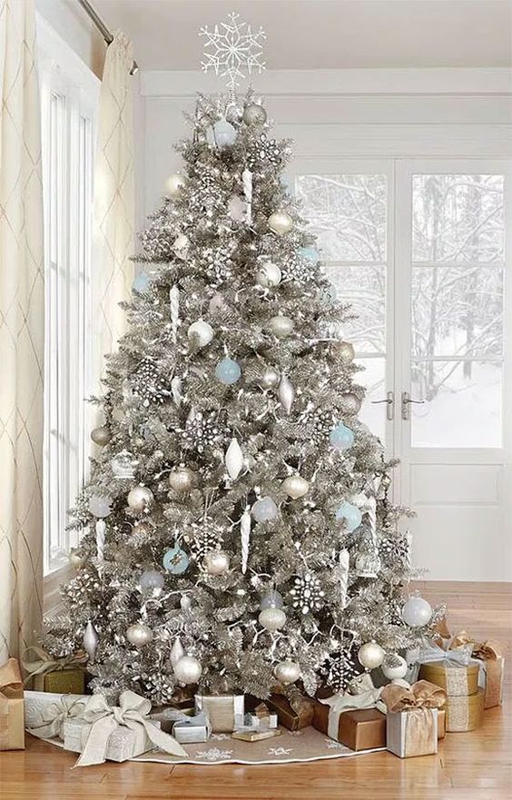 Strieborna vianočná výzdoba na vianočnom stromčeku