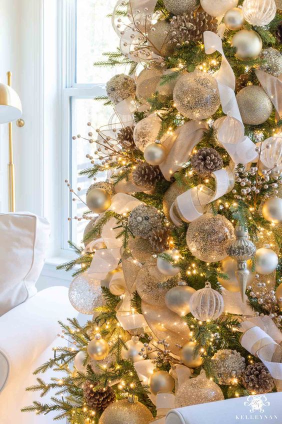 Zlatá vianočná výzdoba na vianočnom stromčeku