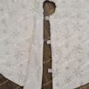 Biely koberec pod stromček so striebornými vločkami. Detailne odfotené zapínanie koberca na suchý zips.
