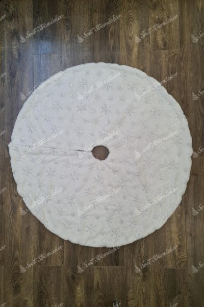 Biely koberec pod stromček so striebornými vločkami 90cm. Koberec okrúhleho tvaru bielej farby so striebornými vločkami s flitrov.