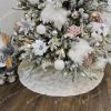Biely koberec pod stromček so striebornými vločkami 122cm pod 210cm vianočným stromčekom. Koberec bielej farby má na sebe strieborné vločky z flitrov.