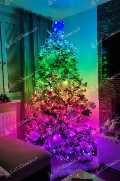 Farebné vianočné osvetlenie na stromček Twinkly Strings multicolor. Svieti na rôzne farby, ktoré sa dajú medzi sebou kombinovať.