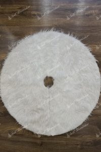Biely koberec pod stromček. Huňatý biela koberec okrúhleho tvaru s dlhým, bielym chlpom.