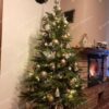 Umelý vianočný stromček 3D Jedľa Kaukazská 150cm, stromček je ozdobený, striebornými, zlatými a drevenými ozdobami