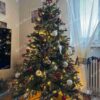 Umelý vianočný stromček 3D Smrek Horský 180cm LED300, stromček je ozdobený červenými a bielmyi vianočnými ozdobami