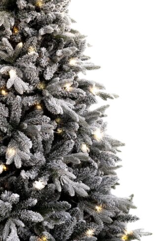 Detail stromčeka Umelý vianočný stromček 3D Smrek Kráľovský LED. Stromček je husto zasnežený a má predmotané LED osvetlenie.