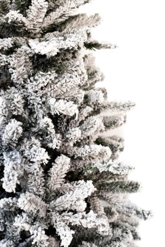 Detail stromčeka Umelý vianočný stromček Smrek Severský. Stromček je husto zasnežený.