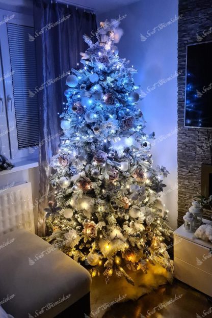 Vianočné osvetlenie na stromček Twinkly Strings gold edition. Svieti v odtieňoch bielej a zlatej, ktoré sa dajú medzi sebou kombinovať.