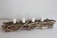 Adventný veniec z konárov. Sviečky sú umiestnené na konárikoch zo stromu.