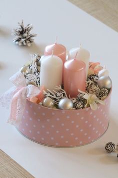 Ružový adventný veniec. Ružové a biele sviečky v ružovom boxe s ozdobami.