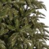 Umelý vianočný stromček 3D Jedľa Normandská detail ihličia. Detailne odfotené jedľové ihličie zelenej farby.