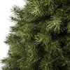 Vianočný stromček FULL 3D Mini Borovica, detail ihličia. Ihličie je borovicové a je zelenej farby.