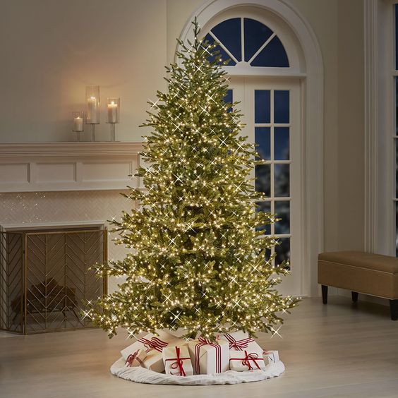 Umelý vianočný stromček so svetielkami a darčekmi