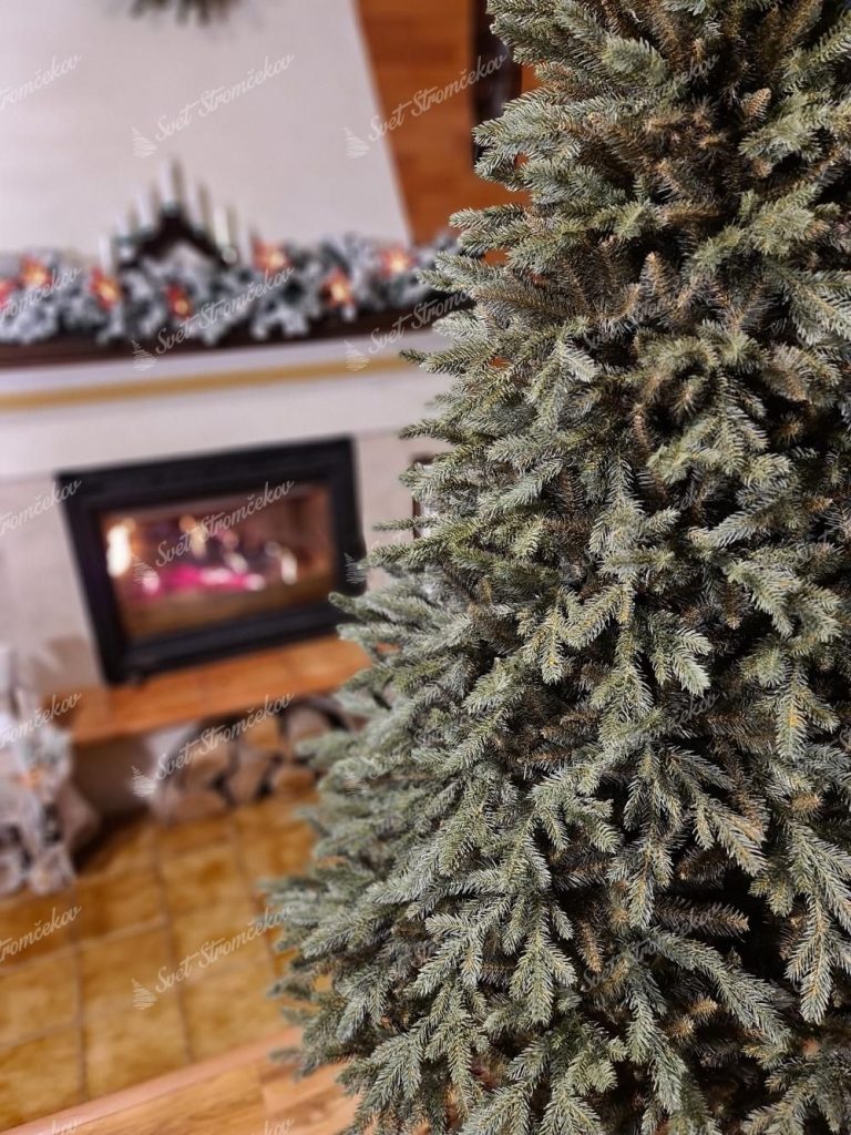 3D Smrek Alpský XL. Detail zeleného vianočného stromčeka pri krbe.