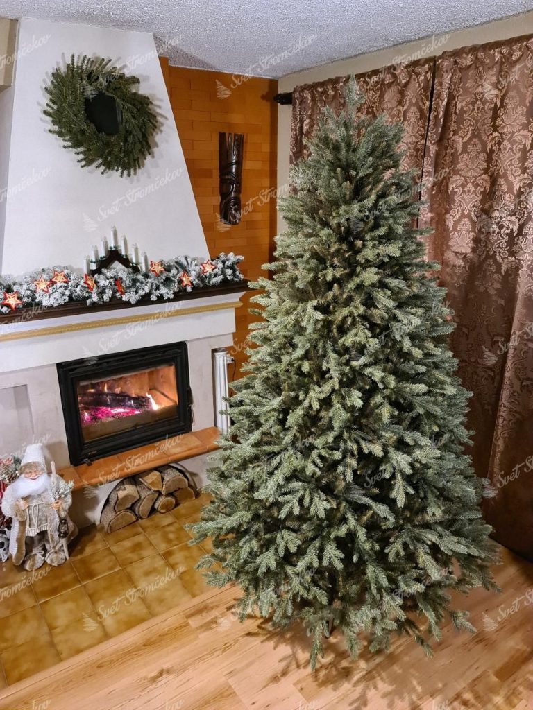 3D Smrek Alpský XL. Vianočný stromček pri krbe.
