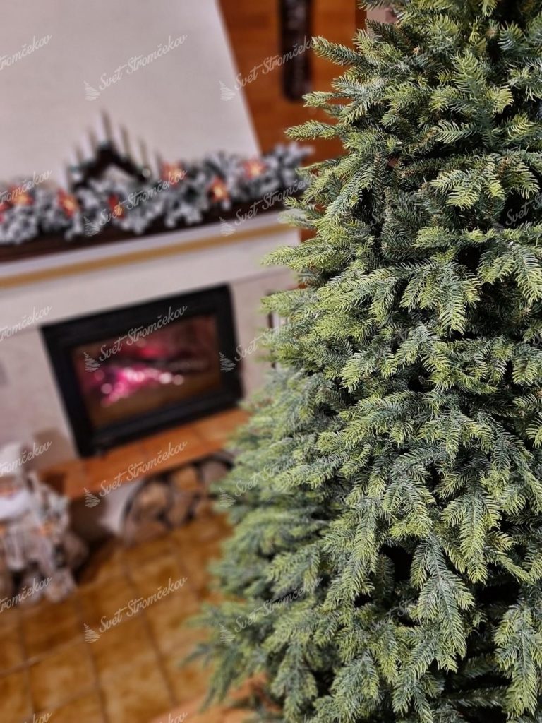 3D Smrek Robustný. Detail umelého vianočného stromčeka pri krbe.
