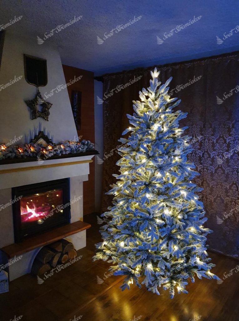 3D Vianočný stromček Smrek Kráľovský s LED osvetlením, biely rozsvietený vianočný stromček pri krbe
