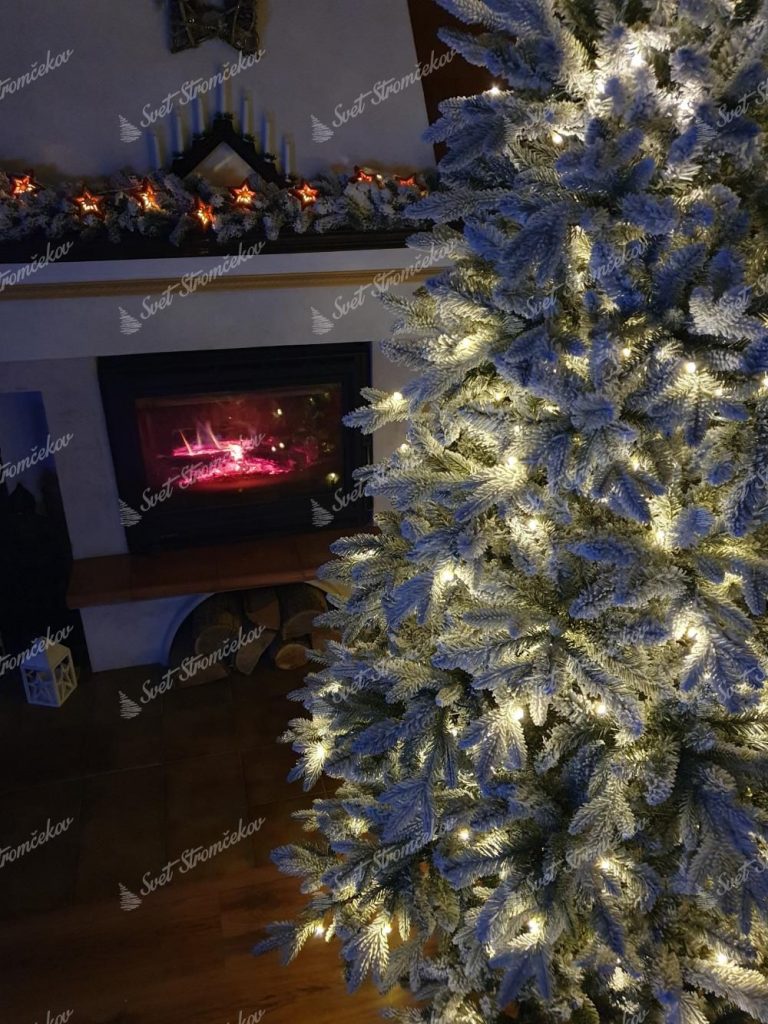 3D vianočný stromček Smrek Kráľovský s LED osvetlením. Detail rozsvieteného vianočného stromčeka pri krbe.
