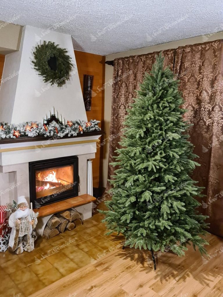FULL 3D Smrek Kalifornský. Umelý vianočný stromček pri krbe.